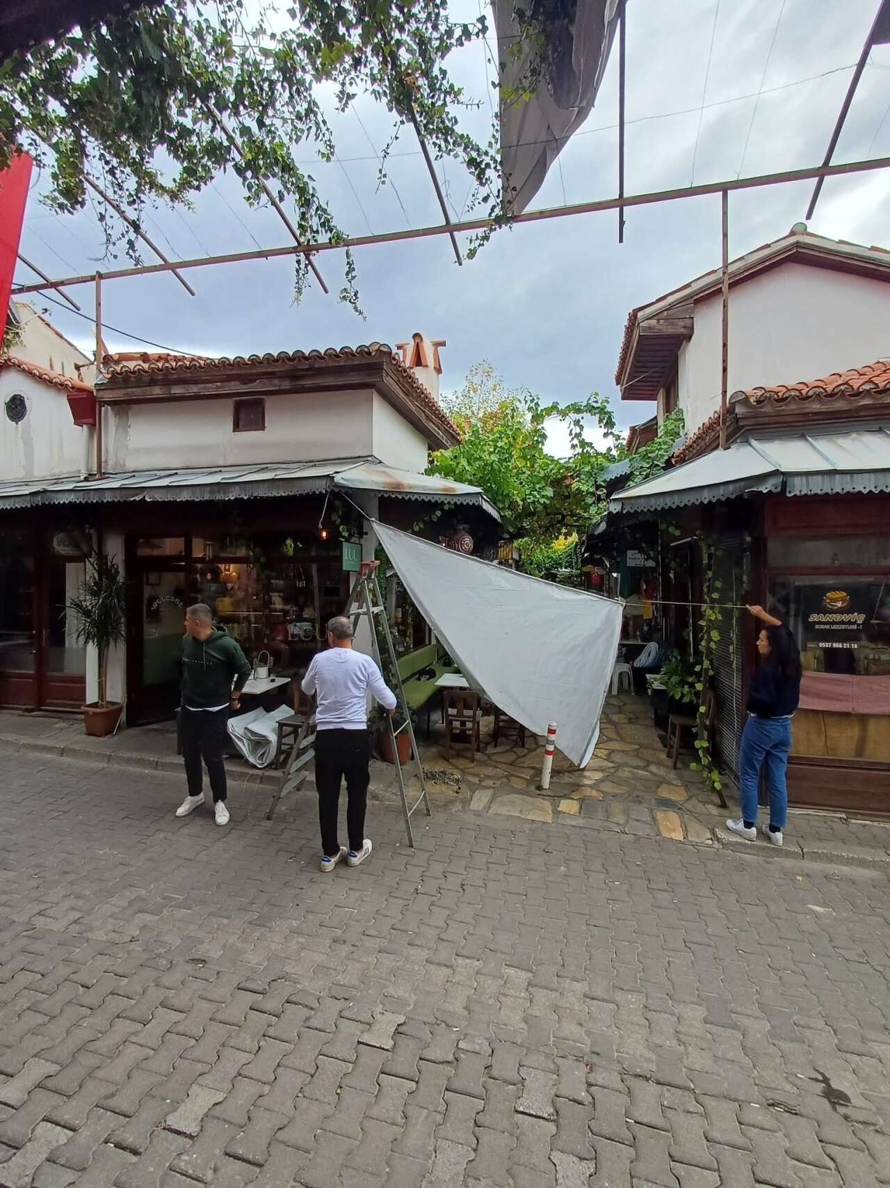 Muğla Arastası’nda İş Yine Esnafa Düştü: Yağmura Karşı Brandalı Önlem 2